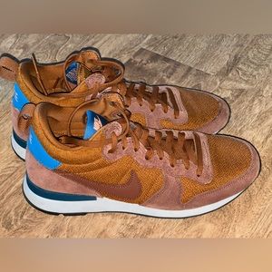 Nike Internationalist MID sneaker Brown/Tan. Excellent used condition.